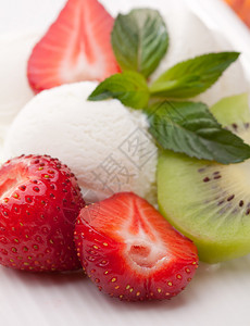 白桌上的草莓和猕猴桃冰淇淋甜点图片