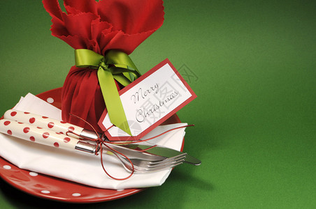 传统的红色和绿色圣诞快乐晚餐或午餐桌位图片