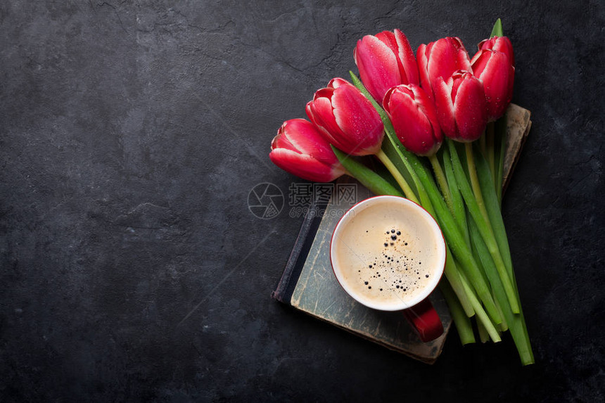 红郁金香花束和咖啡杯在黑板背景之上情人节贺卡带有空图片