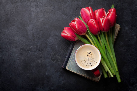 红郁金香花束和咖啡杯在黑板背景之上情人节贺卡带有空图片