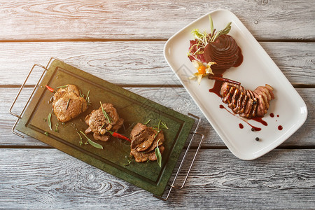 肉类和草药木本底的肉盘美味的欧式烹饪菜鸭图片