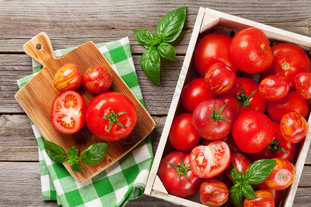 新鲜的成熟园艺番茄和木图片