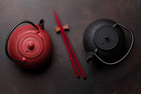 红色和黑色的茶壶和寿司筷子顶视图图片
