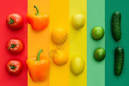 彩色表面上成熟的甜椒橙子和酸橙的顶部视图图片