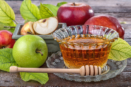 木桌上的苹果与蜂蜜图片