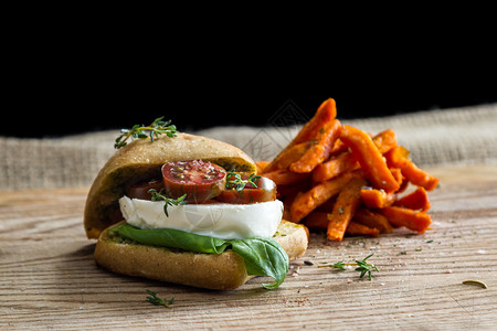 新鲜马铃薯和番茄三明治配含甜图片