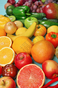 以彩色在桌上的水果和蔬菜创作成分组图片