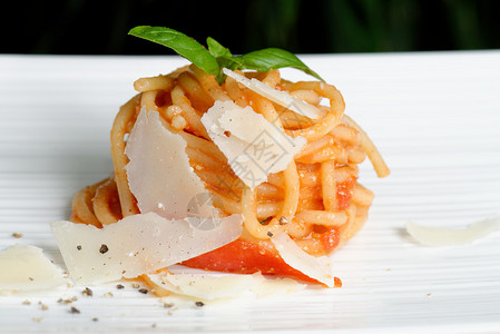 番茄酱和盘子上烤肉的意大利图片