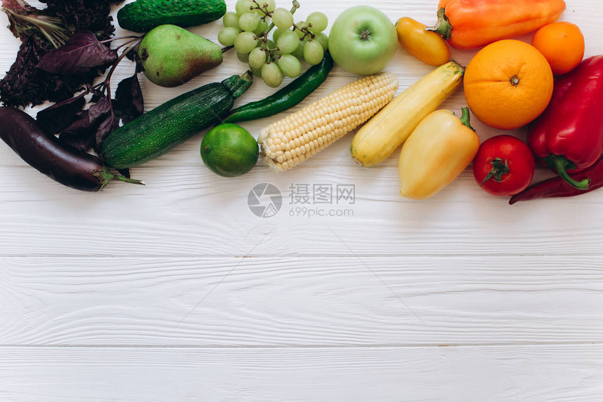 白桌上彩虹色水果和蔬菜水果和蔬菜的交付概图片