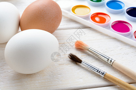 鸡蛋和涂有刷子的油漆图片