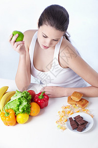 美丽的女孩在健康的食物和白色的甜食图片
