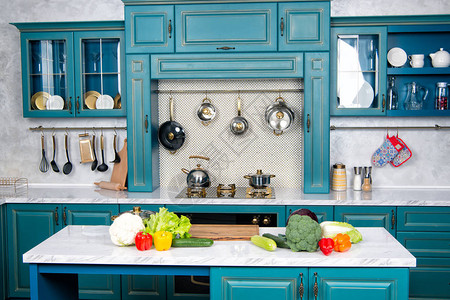 蓝色室内桌面上的蔬菜厨具电器和家具烹饪加热图片