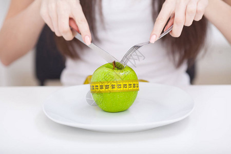 食物苹果和厘米在盘子图片