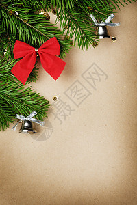 圣诞树枝新年玩具和棕色纸背景图片
