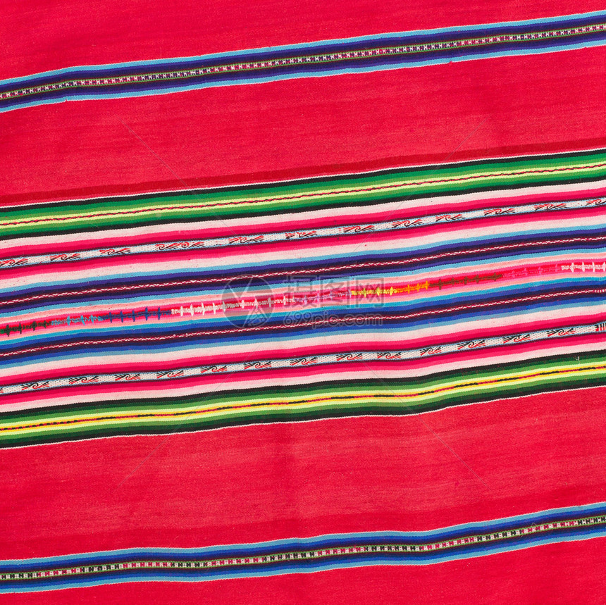 用彩色条纹亚麻制成的桌布的特写图片