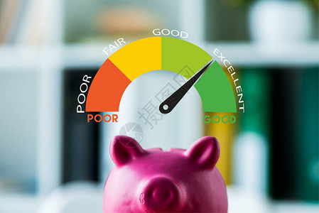 粉红小猪银行在靠近多彩速度测量仪的木桌上图片
