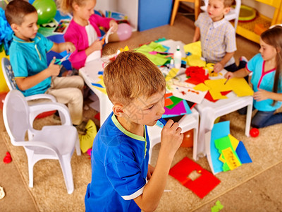 幼稚园儿童有创意彩色纸在桌边创作的团体儿童儿童图片
