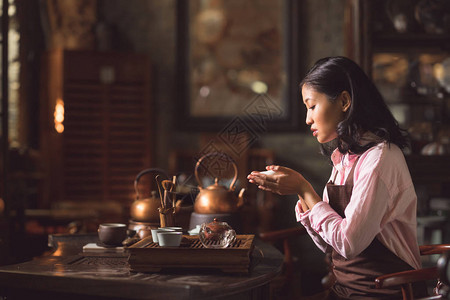 年轻女子在房间里倒茶图片