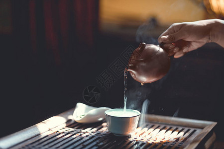 零度下沸腾茶叶大师在阳光下从背景
