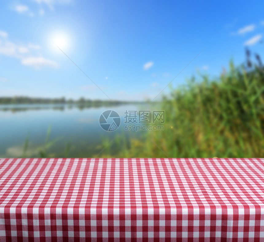 空木板桌和美丽的夏季湖背景对于产品显示时效优异图片
