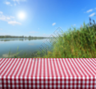 空木板桌和美丽的夏季湖背景对于产品显示时效优异高清图片