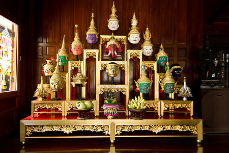 KhonMasks位于祭坛桌上图片