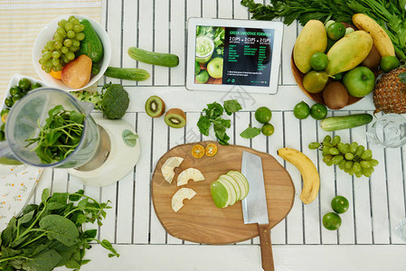 平板电脑切水果和绿菜图片