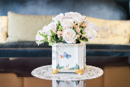 客厅花瓶装饰中美丽的假塑料花图片