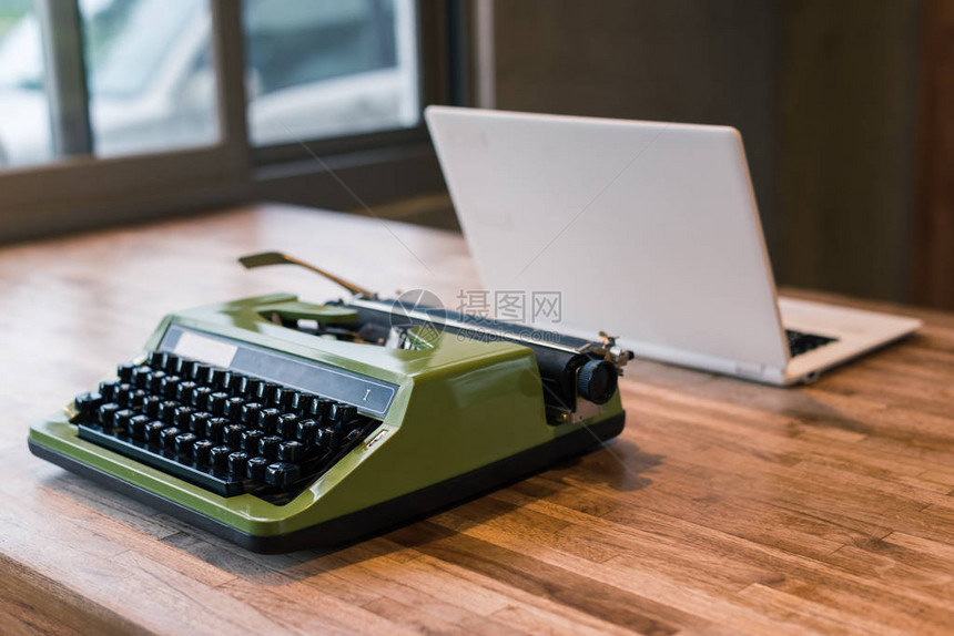 桌上的旧式打字机图片