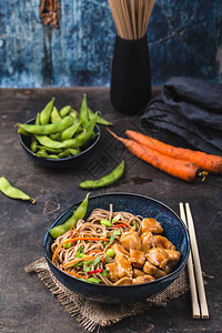 亚洲面条配鸡肉图片