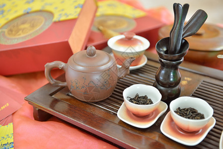 茶桌上传统的茶图片