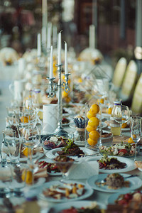 婚礼宴会客人的椅子和桌子图片