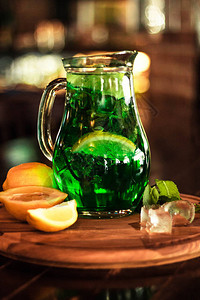 甜美的绿色鸡尾酒加在酒吧木板上的图片