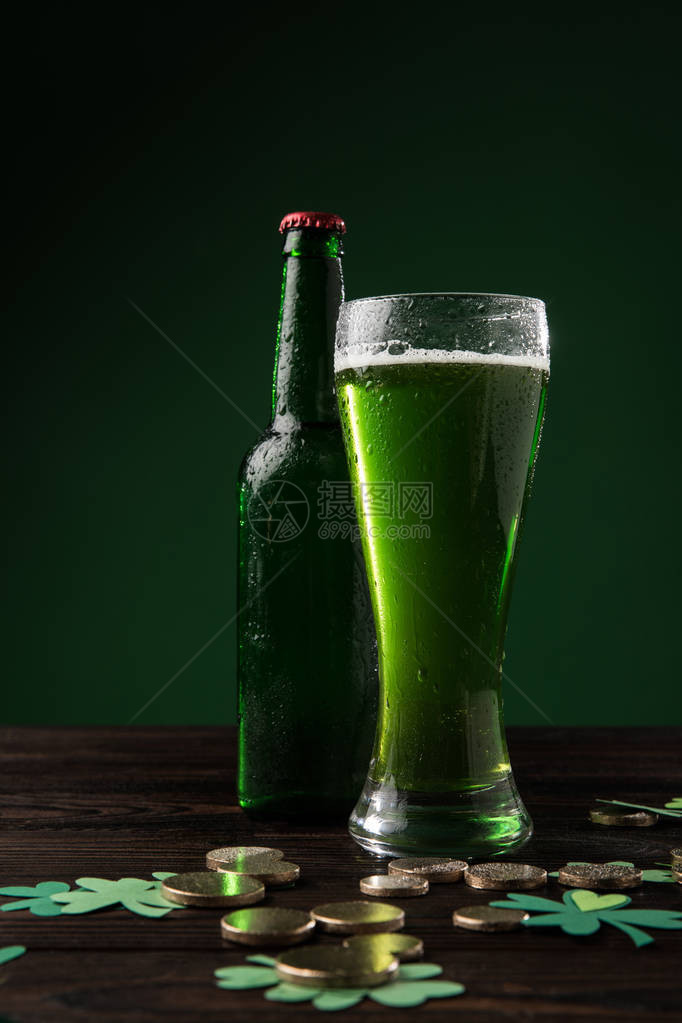 绿啤酒和茶瓶的杯子图片