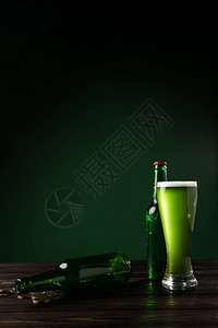 茶桌上的绿色啤酒杯和玻璃杯图片