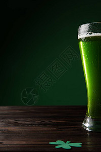 绿啤酒杯桌子上塞满了火图片