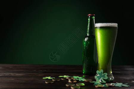 玻璃瓶和绿啤酒杯图片