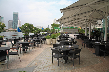 泰国曼谷Chaophraya河附近河边餐厅座位和餐图片
