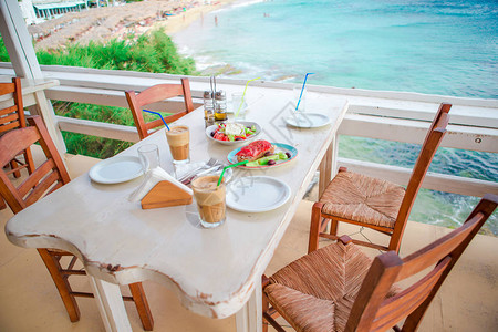 户外餐厅供应美味的新鲜希腊沙拉和musaka午餐图片