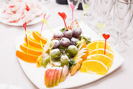 菲斯招风格餐桌上有不同甜食的美味水果桌用于婚礼招背景