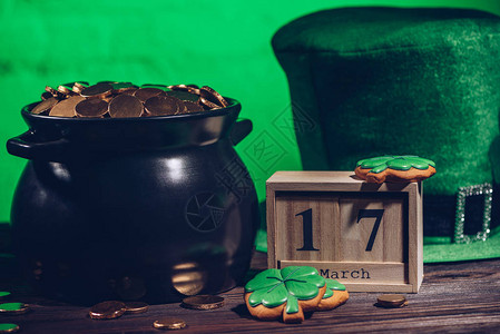 绿色的爱尔兰帽子和锅图片