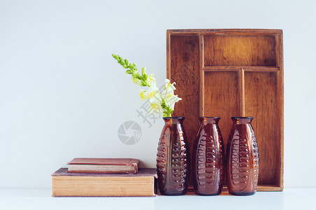 古老的家居装饰三个棕色玻璃花瓶木箱和白图片