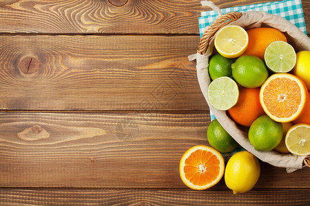 桌子上的柑橘类水果图片