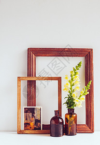古老的家居装饰两瓶棕色玻璃瓶子图片