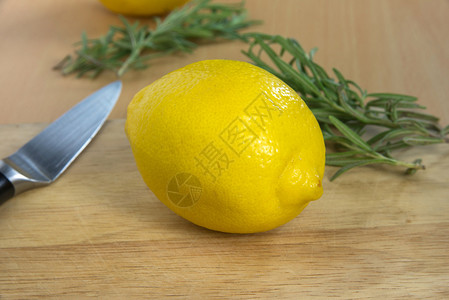 用刀在砧板上切柠檬图片