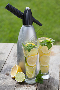 玻璃杯有自制柠檬水和图片