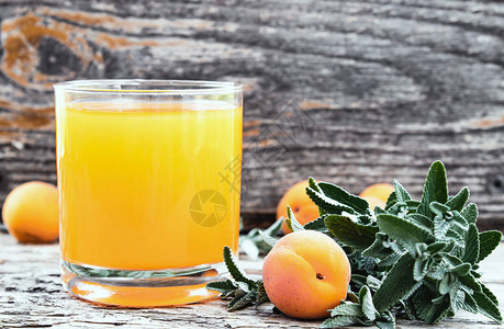 新鲜的杏汁有杏子和绿色薄荷树枝在图片