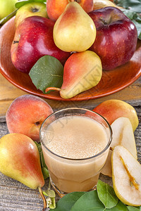 由有机和健康的梨子苹果和桃子制成的图片