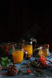 沙棘浆果茶与树枝图片