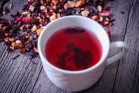 茶杯混合叶子水果和干图片
